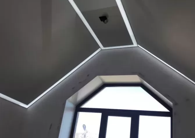 Натяжные потолки с контурной подсветкой